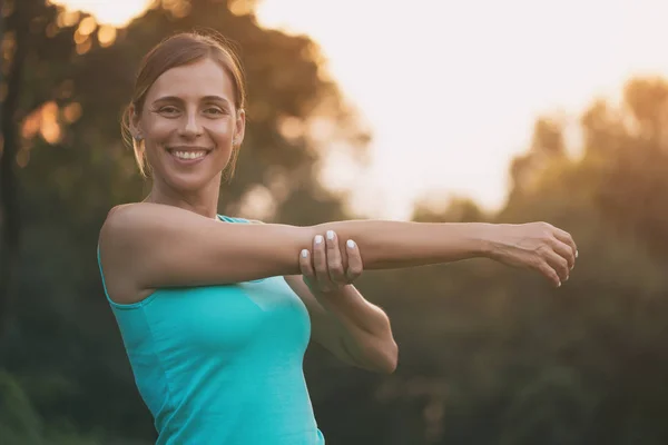 Schöne Frau Genießt Die Bewegung Der Natur Bild Wird Absichtlich — Stockfoto