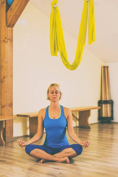 在健身室做空中瑜伽的女人 图像是故意色调 — 图库照片