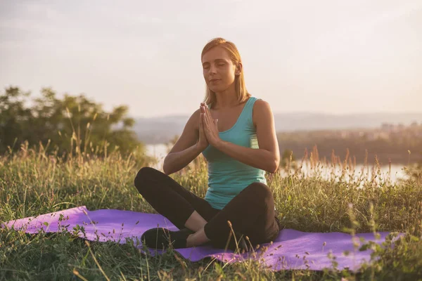 Vackra Sportig Kvinna Meditera Medan Sitter Träningsmatta Med Stadsbild Och — Stockfoto