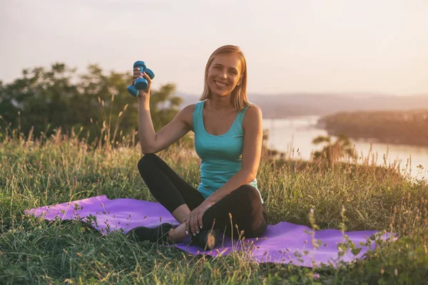 Mulher Desportiva Bonita Segurando Pesos Enquanto Sentado Tapete Exercício Com — Fotografia de Stock