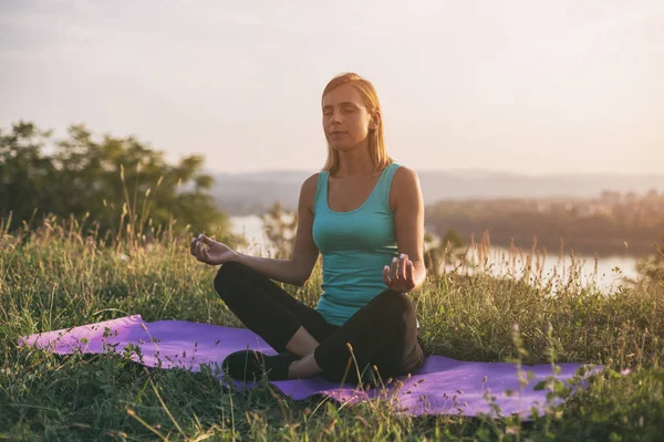 Krásná Sportovní Žena Meditovat Při Posezení Cvičení Rohož Panoráma Města — Stock fotografie