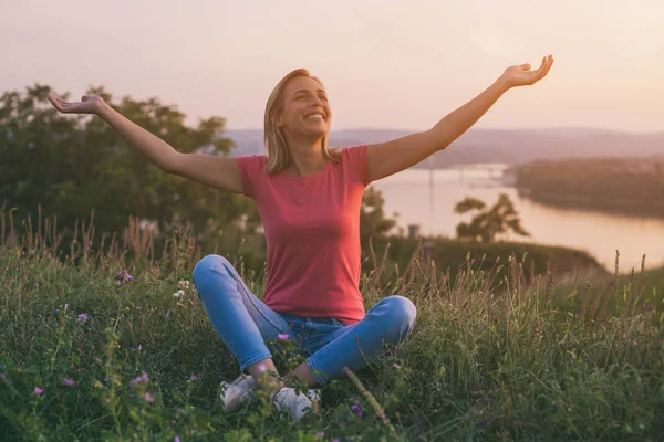 Hermosa Mujer Con Los Brazos Extendidos Disfruta Aire Libre Con — Foto de Stock