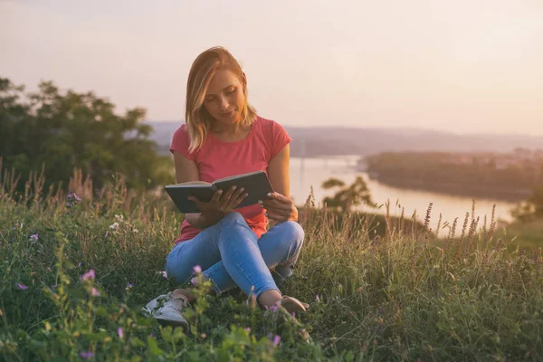 Mulher Bonita Gosta Ler Livro Com Uma Paisagem Urbana Vista — Fotografia de Stock