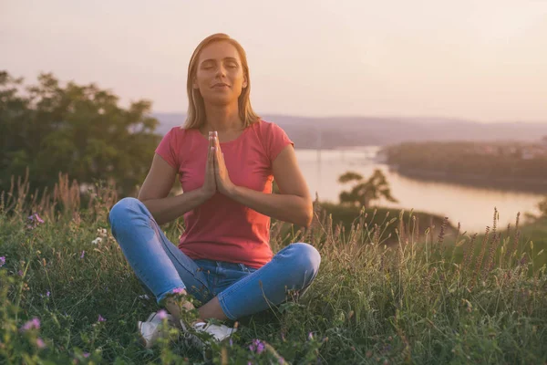 Beautiful Woman Enjoys Meditating Outdoor Cityscape River View Her Image — Stock Photo, Image
