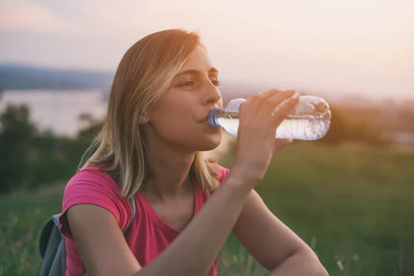 Hermosa Mujer Disfruta Agua Potable Aire Libre Con Paisaje Urbano — Foto de Stock