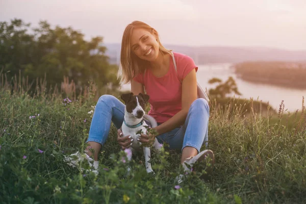 Piękna Kobieta Lubi Spędzać Czas Jej Pies Jack Russell Terrier — Zdjęcie stockowe