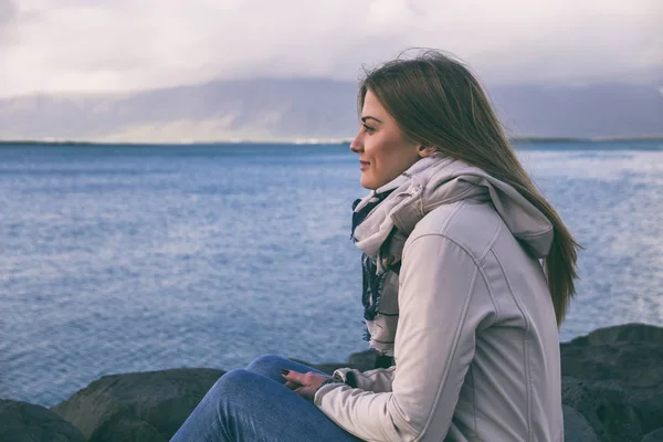 Piękna Kobieta Cieszy Się Siedząc Morze Reykjavik Image Zawiera Mało — Zdjęcie stockowe