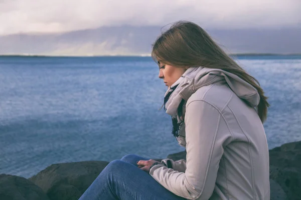Λυπημένη Γυναίκα Που Κάθεται Δίπλα Στη Θάλασσα Στην Reykjavik Image — Φωτογραφία Αρχείου