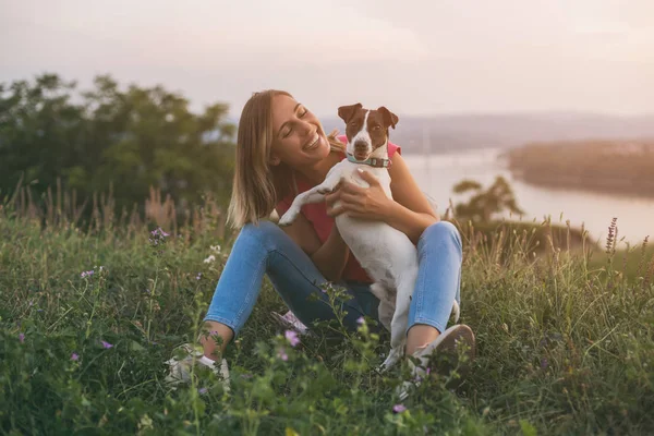 Όμορφη Γυναίκα Απολαμβάνει Ελεύθερος Χρόνος Σκύλο Της Τζακ Ρασελ Εξωτερική — Φωτογραφία Αρχείου