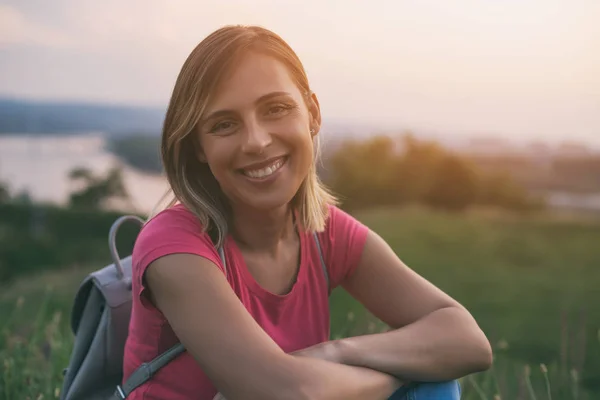 Piękna Kobieta Turystycznych Odpoczynek Widokiem Panoramę Miasta Rzekę Nią Obraz — Zdjęcie stockowe