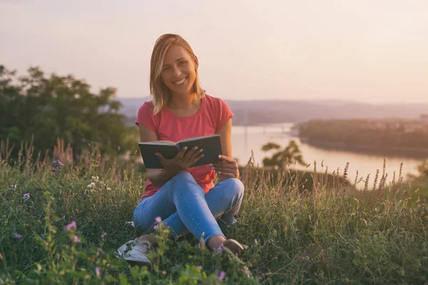 Mooie Vrouw Geniet Het Lezen Van Boeken Met Een Stadsgezicht — Stockfoto