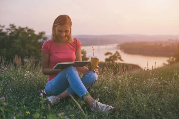 Mulher Bonita Lendo Livro Beber Café Com Uma Paisagem Urbana — Fotografia de Stock