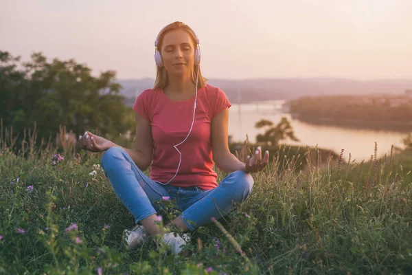 Mulher Bonita Gosta Meditar Ouvir Música Livre Com Uma Paisagem — Fotografia de Stock