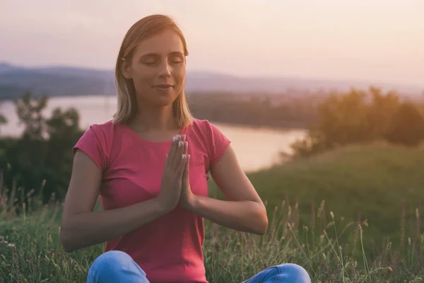 Mulher Bonita Gosta Meditar Livre Com Uma Paisagem Urbana Vista — Fotografia de Stock