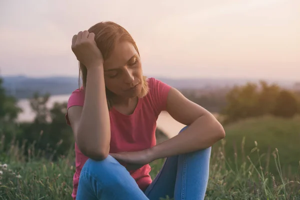 Treurige Vrouw Alleen Zitten Met Uitzicht Stad Rivier Achter Haar — Stockfoto