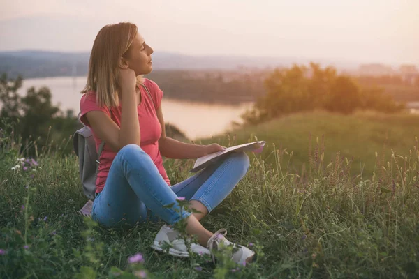 Beautiful Woman Tourist Resting Thinking While Holding City Map Looking — Stock Photo, Image