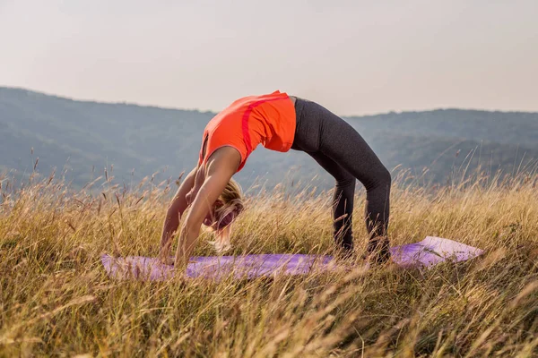 Hermosa Mujer Haciendo Yoga Naturaleza Urdhva Dhanurasana Arriba Arco Pose —  Fotos de Stock