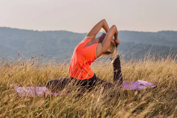 Hermosa Mujer Haciendo Yoga Naturaleza Eka Pada Rajakapotasana Pigeon Pose —  Fotos de Stock