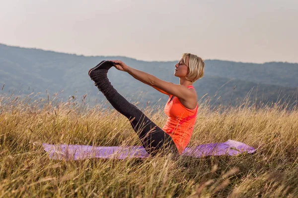 Vacker Kvinna Gör Yoga Naturen Navasana Båt Pose Image Avsiktligt — Stockfoto