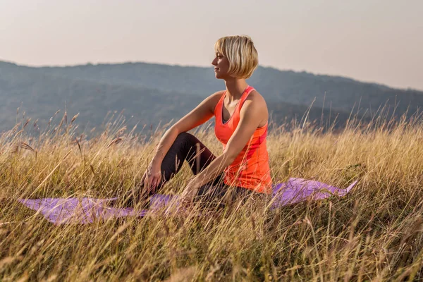 Mujer Fitness Feliz Disfruta Relajarse Naturaleza Después Del Ejercicio Imagen —  Fotos de Stock