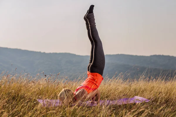 Hermosa Mujer Haciendo Yoga Naturaleza Vrschikasana Escorpión Pose Image Tonifica —  Fotos de Stock