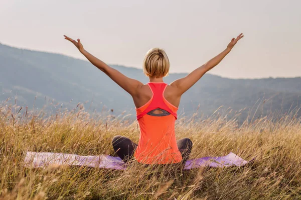 Glückliche Fitness Frau Genießt Sich Nach Dem Sport Mit Ausgestreckten — Stockfoto