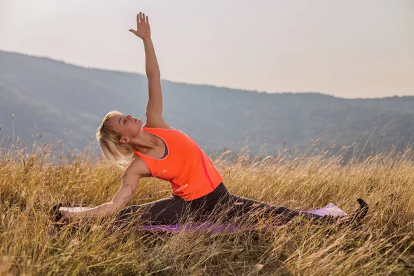 Belle Femme Faisant Yoga Dans Nature Variation Parivrtta Janu Sirsasana — Photo