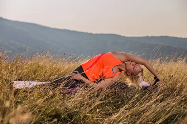 Belle Femme Faisant Yoga Dans Nature Parivrtta Janu Sirsasana Revolved — Photo