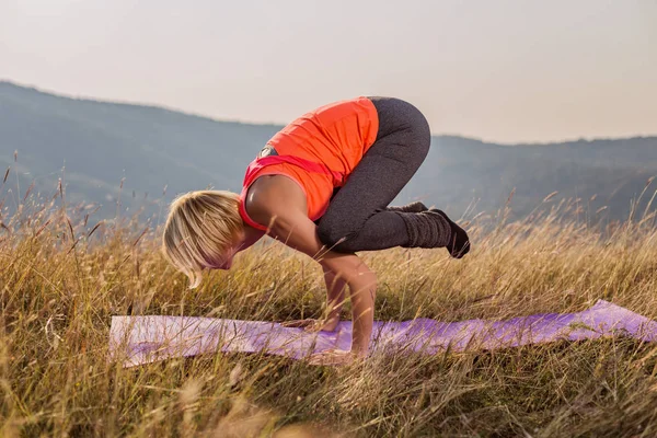 Vacker Kvinna Gör Yoga Naturen Bakasana Crane Pose Image Avsiktligt — Stockfoto