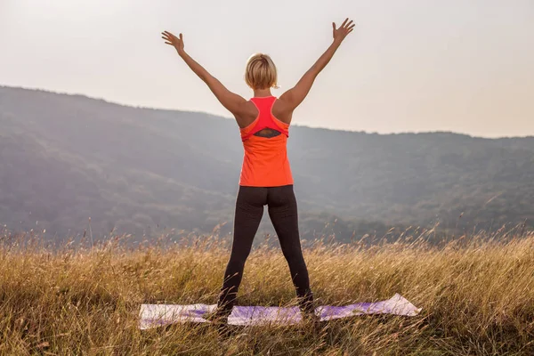 快乐的健身妇女享受运动后的自然放松与她的双臂伸展 图像是故意色调 — 图库照片