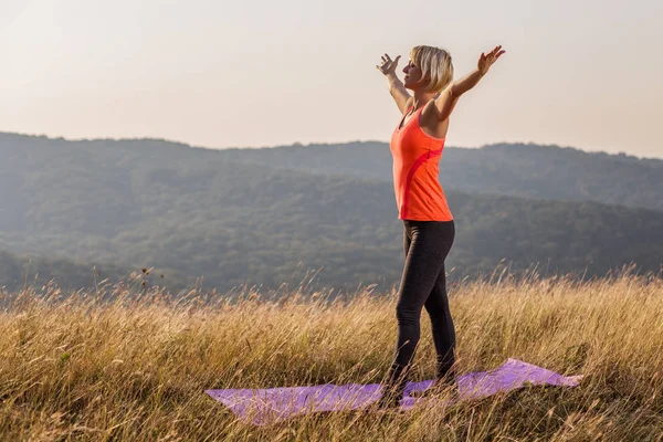 Mujer Fitness Feliz Disfruta Relajarse Naturaleza Después Del Ejercicio Con —  Fotos de Stock