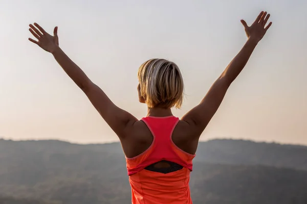 Glückliche Fitness Frau Genießt Sich Nach Dem Sport Mit Ausgestreckten — Stockfoto