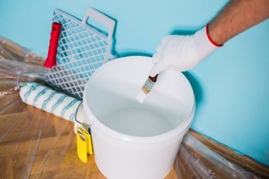 Görüntü resim duvar ve boya fırçası tutan adam için donatım.