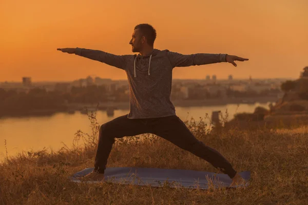 Man Gör Yoga Solnedgången Med Utsikt Över Staden Virabhadrasana Warrior — Stockfoto