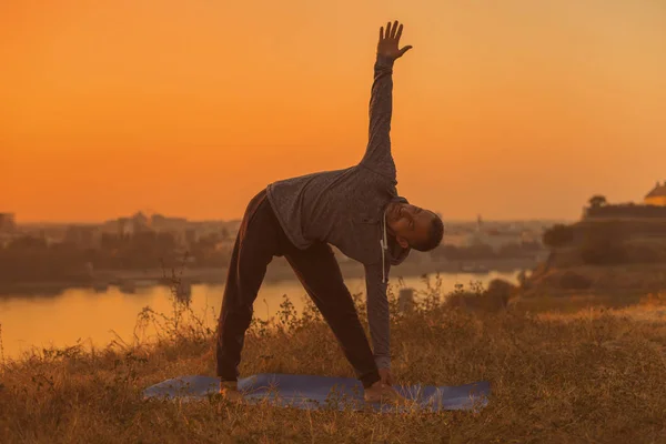 Man Gör Yoga Solnedgången Med Utsikt Över Staden Trikonasana Triangle — Stockfoto