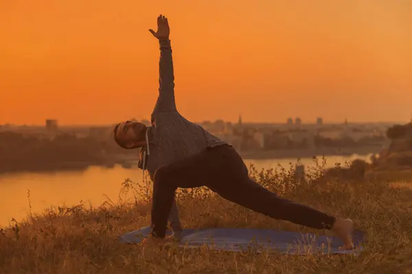 Man Doet Yoga Zonsondergang Met Uitzicht Stad Trikonasana Triangle Pose — Stockfoto