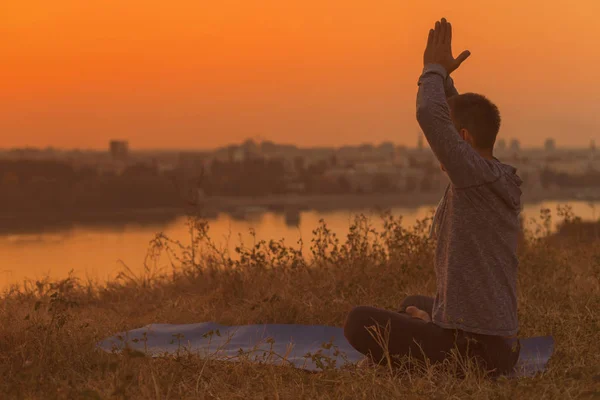 Homme Faisant Yoga Coucher Soleil Avec Vue Sur Ville Position — Photo