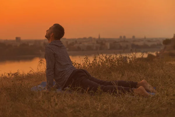 Человек Делает Йогу Закате Видом Город Bhujangasana Cobra Pose Toned — стоковое фото