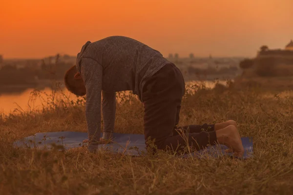 Человек Делает Йогу Закате Видом Город Marjaryasana Cat Pose Toned — стоковое фото