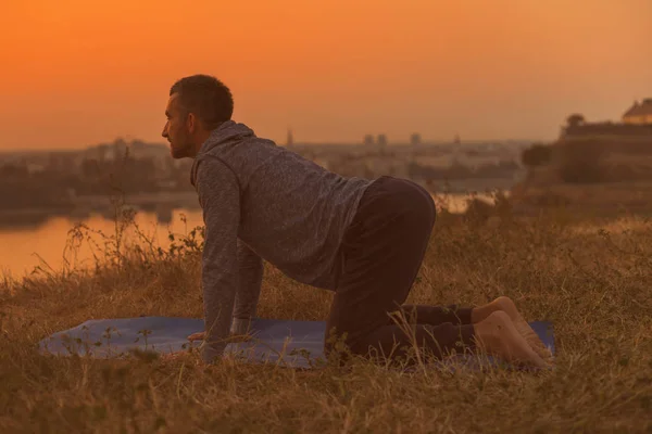 Man Gör Yoga Solnedgången Med Utsikt Över Staden Bitilasana Pose — Stockfoto