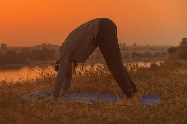 Man Doet Yoga Zonsondergang Met Uitzicht Stad Adho Mukha Svanasana — Stockfoto