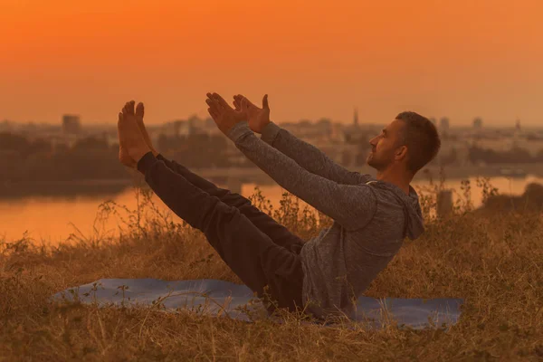 Людина Робить Йоги Захід Сонця Видом Місто Човен Позі Navasana — стокове фото