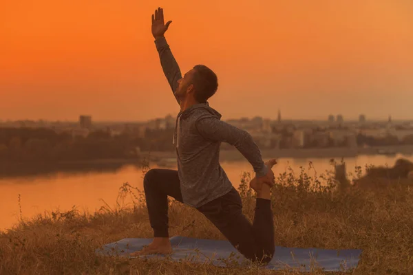 Man Doet Yoga Zonsondergang Met Uitzicht Stad Variatie Van Eka — Stockfoto