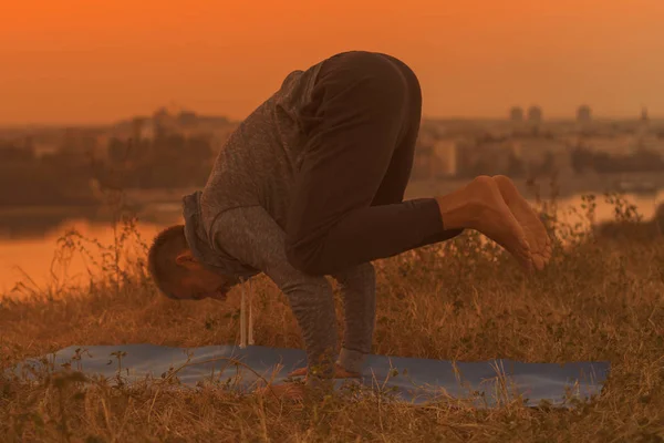 Uomo Che Yoga Tramonto Con Vista Sulla Città Bakasana Crane — Foto Stock