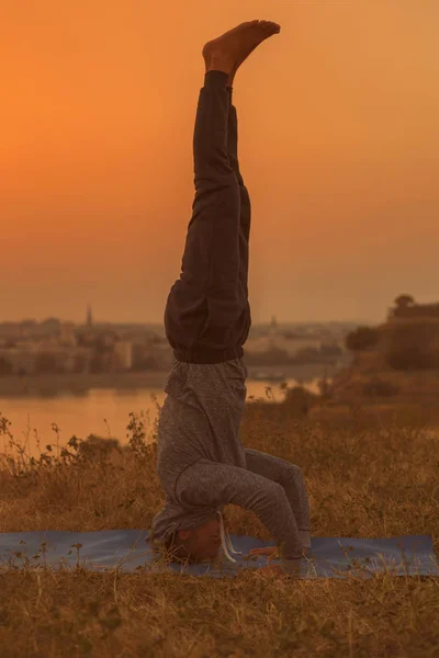 Man Gör Yoga Solnedgången Med Utsikt Över Staden Sirsasana Stöds — Stockfoto