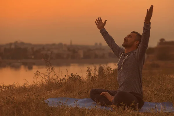 Человек Любит Расслабляться Природе Протянутыми Руками После Тренировки Yoga Image — стоковое фото