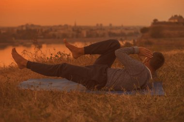 Şehir Manzaralı Sunset'teki egzersiz adam. Tonlu görüntü.