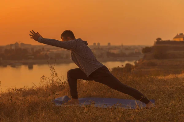 Man Gör Yoga Solnedgången Med Utsikt Över Staden Låg Pyramid — Stockfoto