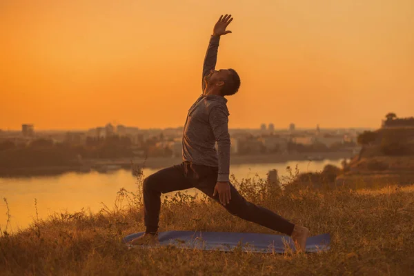 Man Doet Yoga Zonsondergang Met Uitzicht Stad Warrior Pose Virabhadrasana — Stockfoto