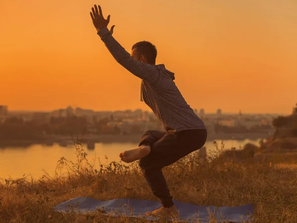 Man Doet Yoga Zonsondergang Met Uitzicht Stad Variatie Van Stoel — Stockfoto